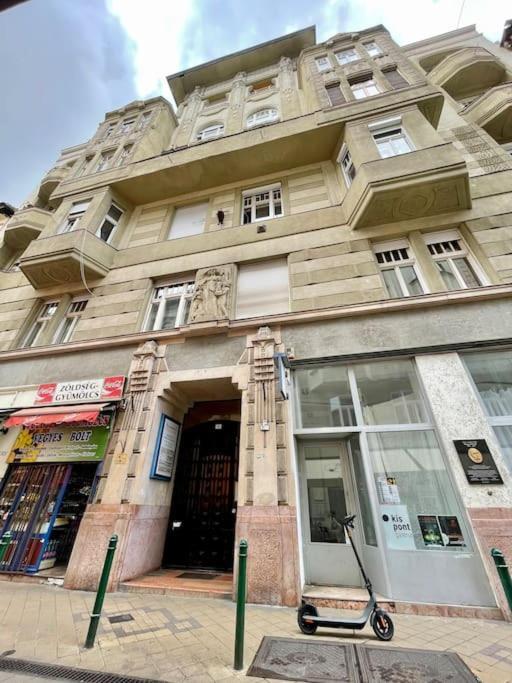 R9 Free Parking Garage Budapest