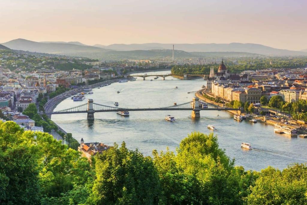 Liszt With Balcony And Garage Available -symphony 1 Appartement Budapest