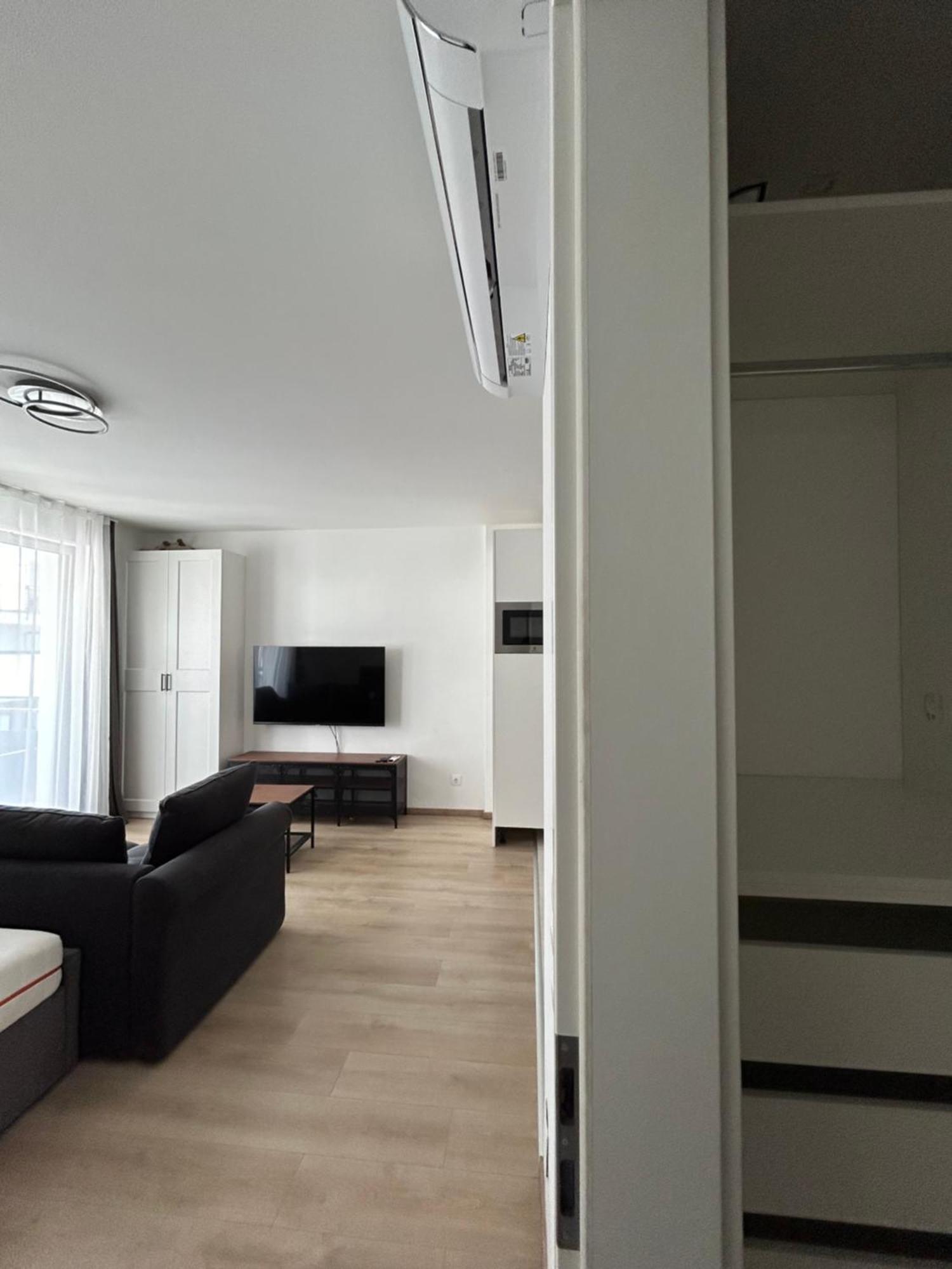 West Budapest-edge Of Downtown-free Parking *