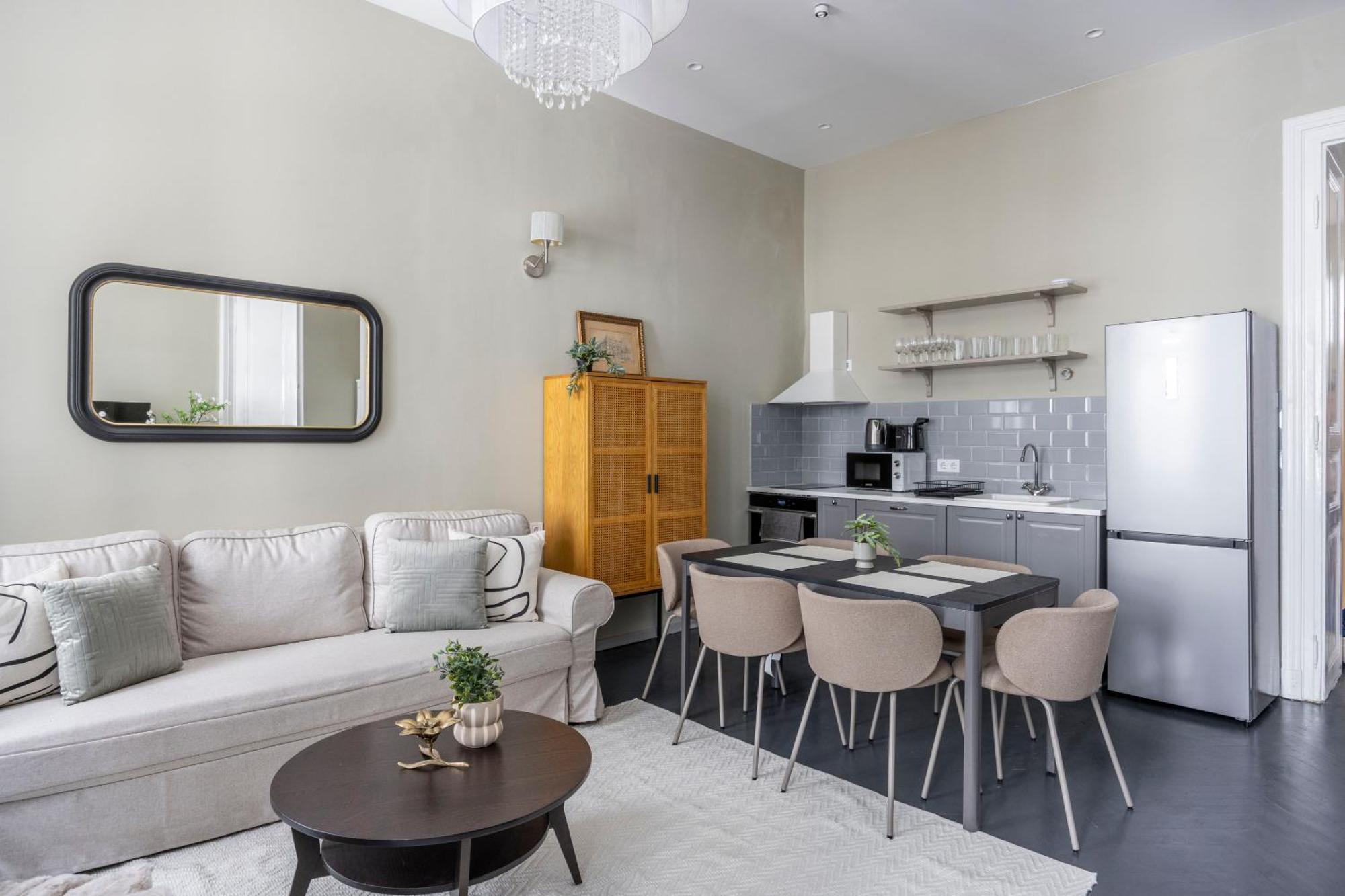 Charming Art Deco Style In The Heart Of Lejlighed *