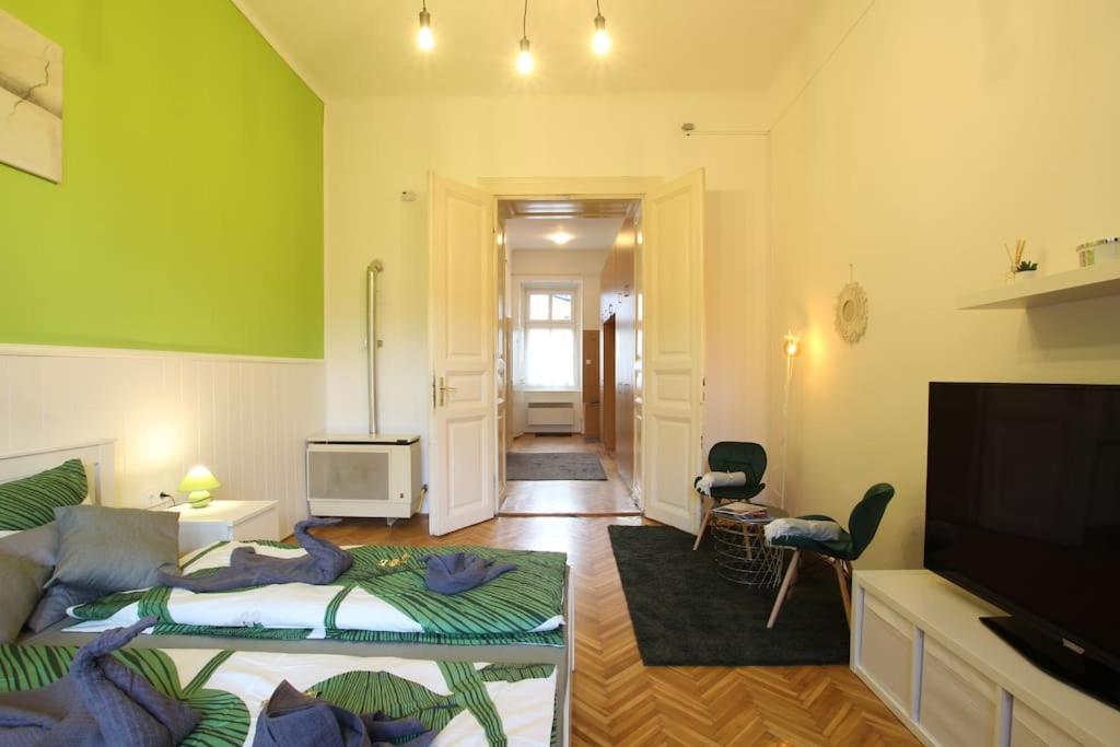 Live Like A Local In An Old Historic House Appartamento Budapest