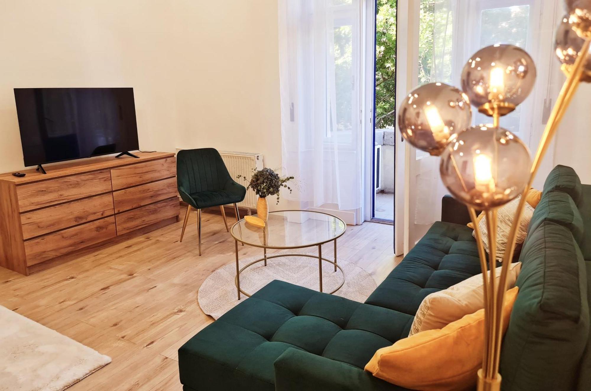 Liszt With Balcony And Garage Available -symphony 1 Budapest