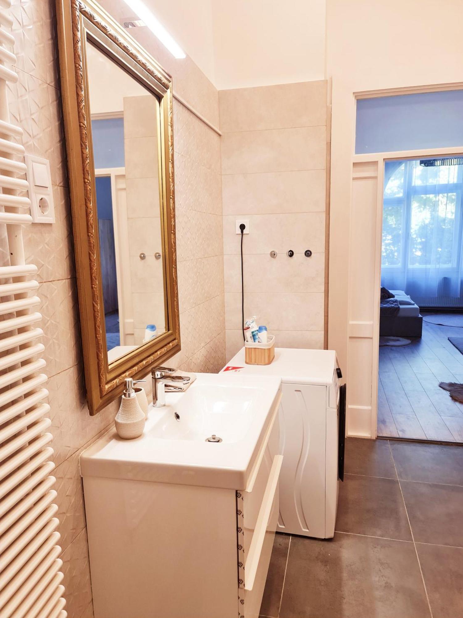 Liszt With Balcony And Garage Available -symphony 1 Appartement Budapest