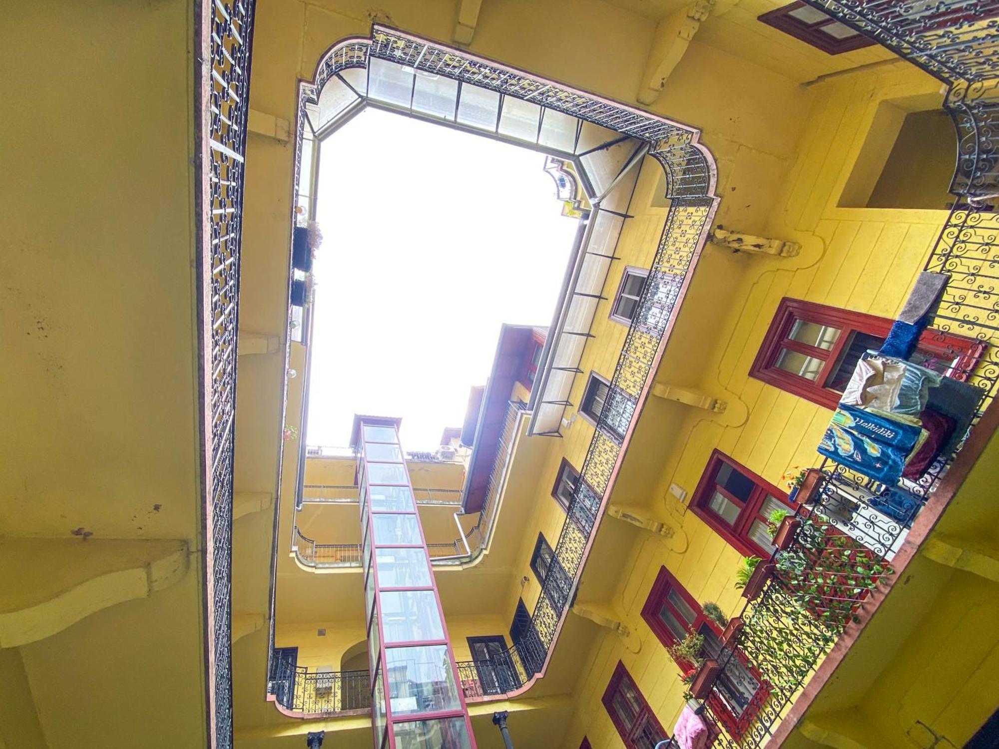 Spacious 2 Story Loft W Balcony Near Opera, Andrassy * Budapešť