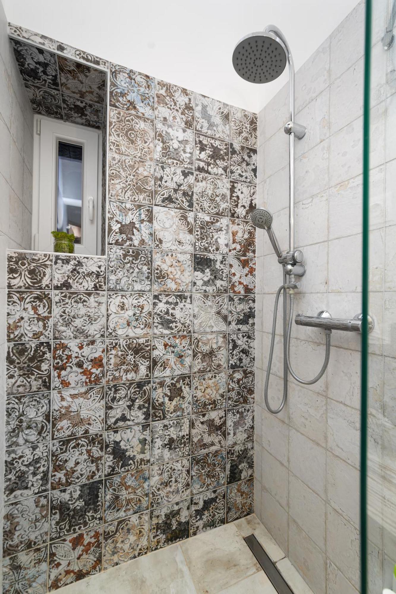 Vintage Loft - Free Private Parking - Metro - Tram - Ac Apartament *