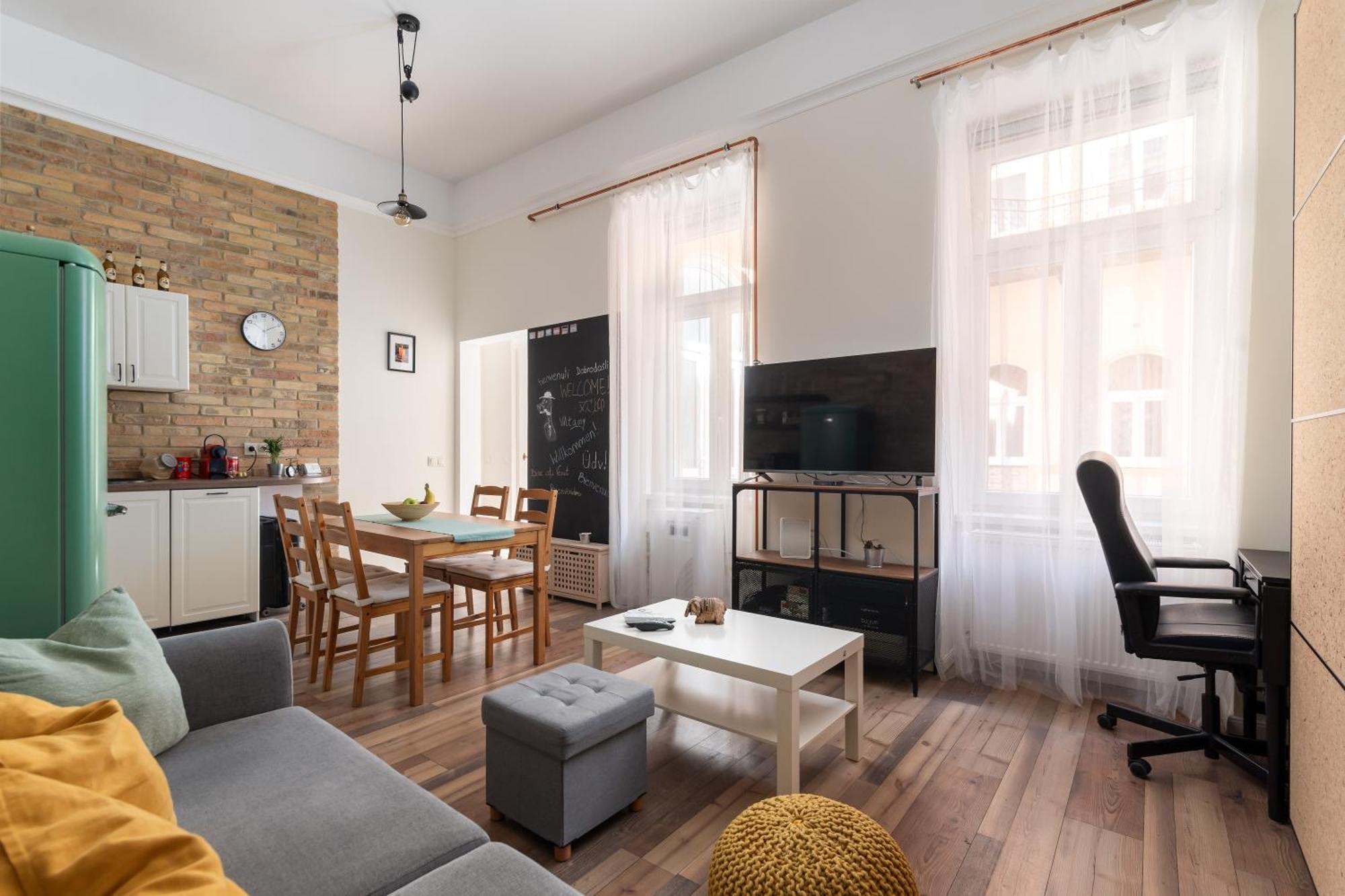 Vintage Loft - Free Private Parking - Metro - Tram - Ac Apartament *