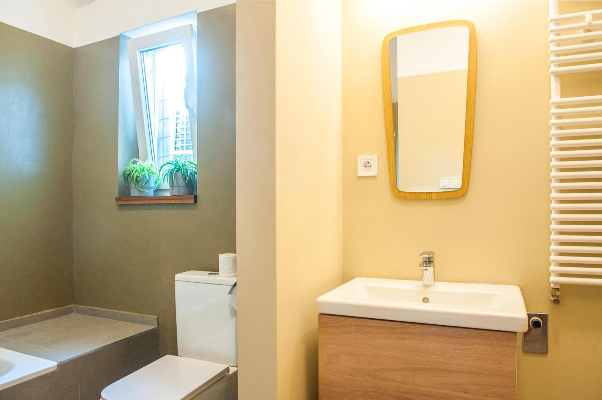 Spacious 2 Story Loft W Balcony Near Opera, Andrassy Budapešť