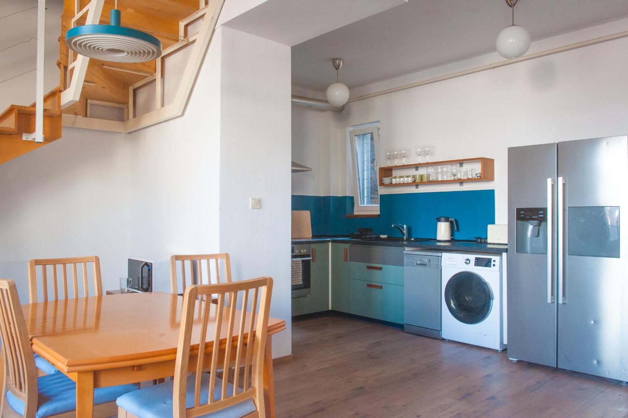 Spacious 2 Story Loft W Balcony Near Opera, Andrassy Budapešť