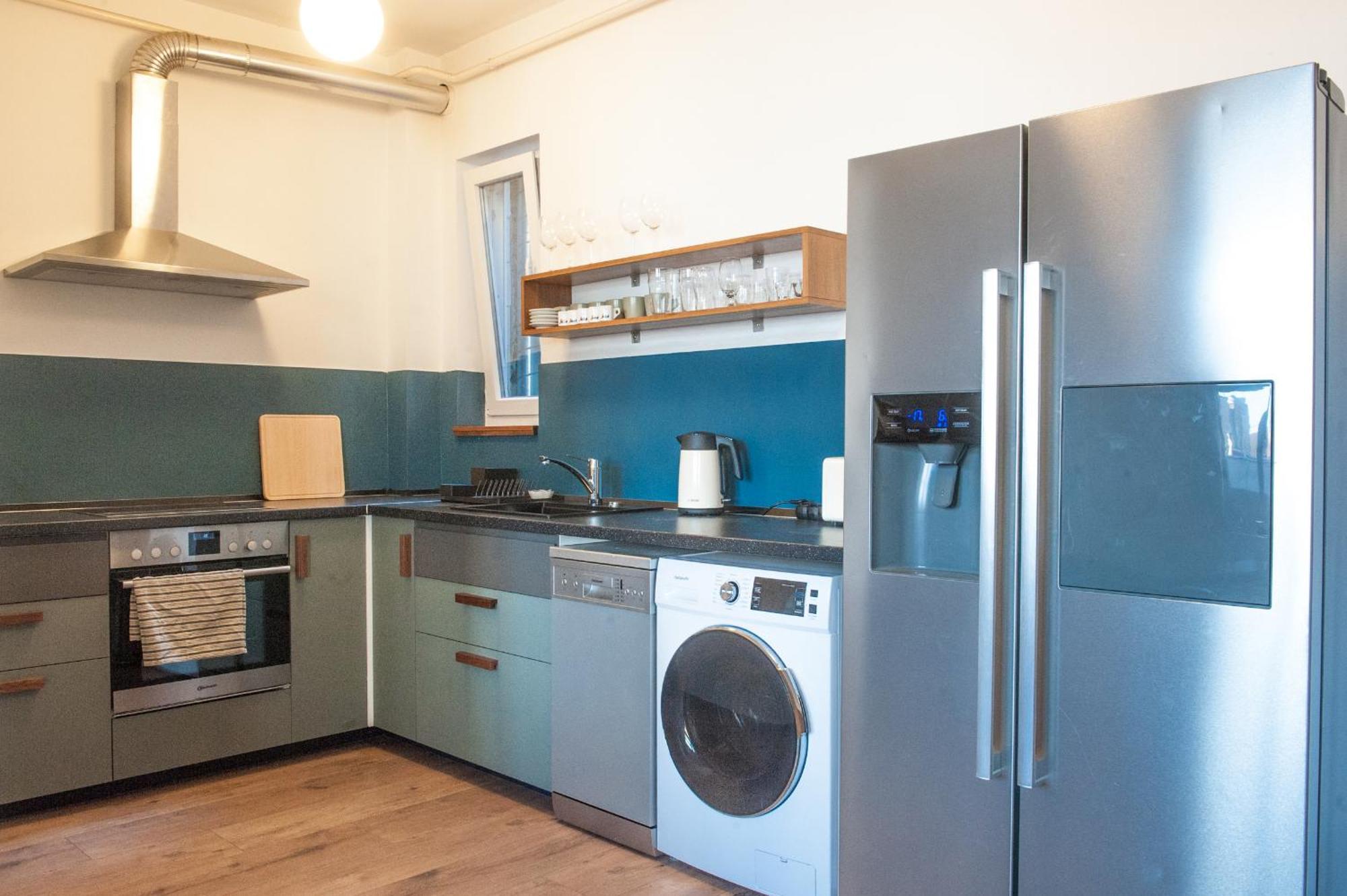 Spacious 2 Story Loft W Balcony Near Opera, Andrassy * Budapešť