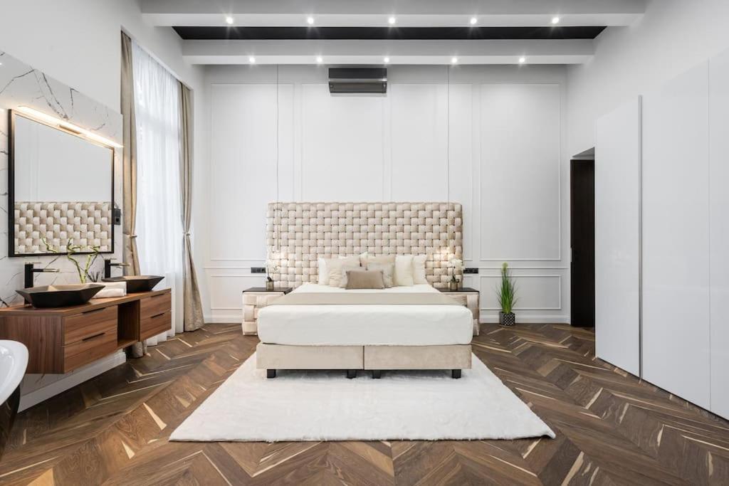 High-end 2-bedroom In The Center With Balcony Apartman