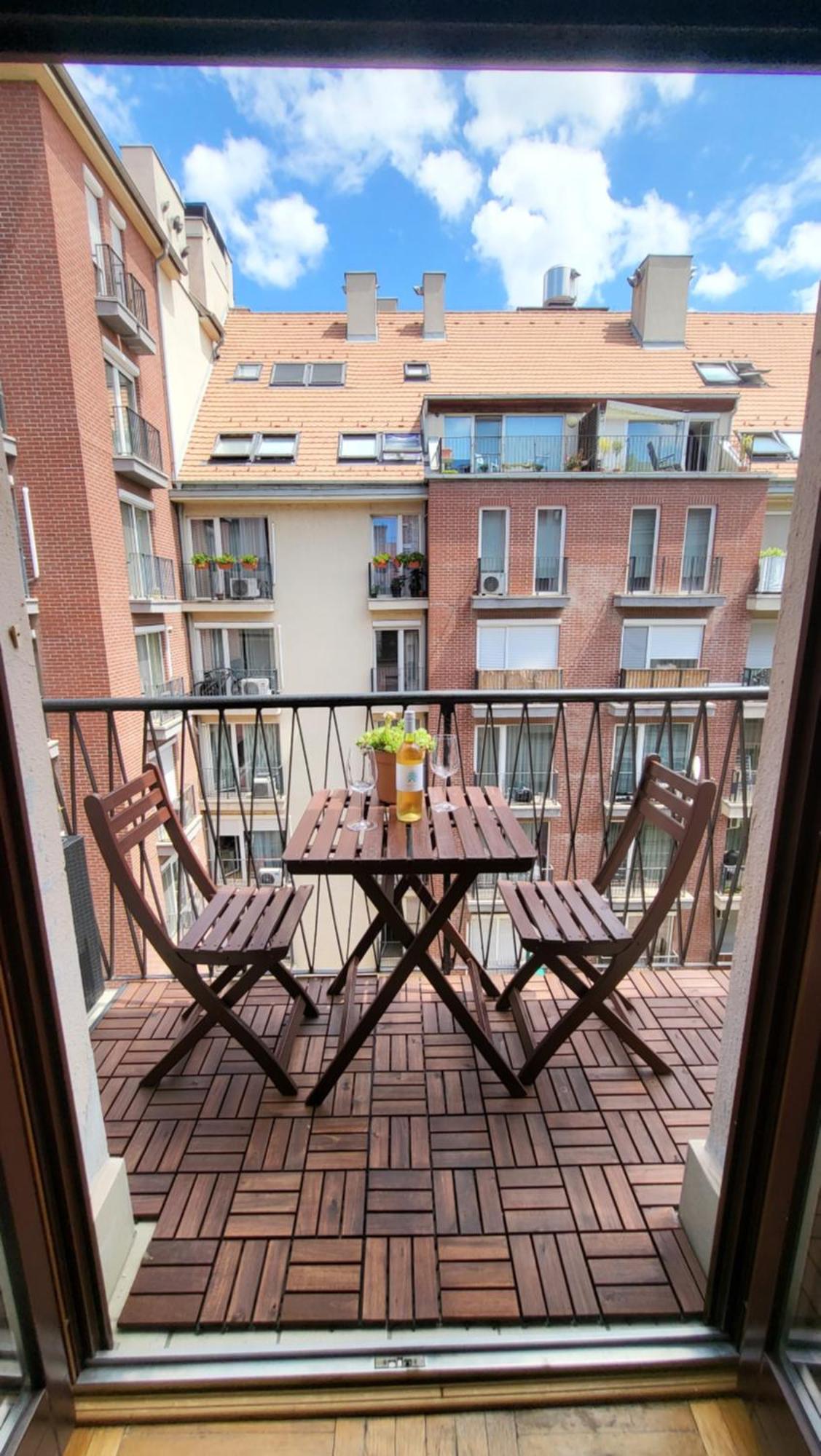 Away From Crowds, Near To Center - Vaskapu Apartman *