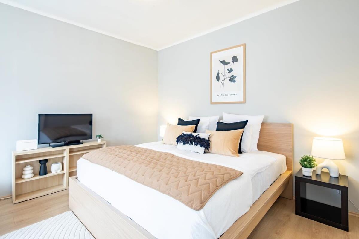 - Comfy - Sunny Budapest