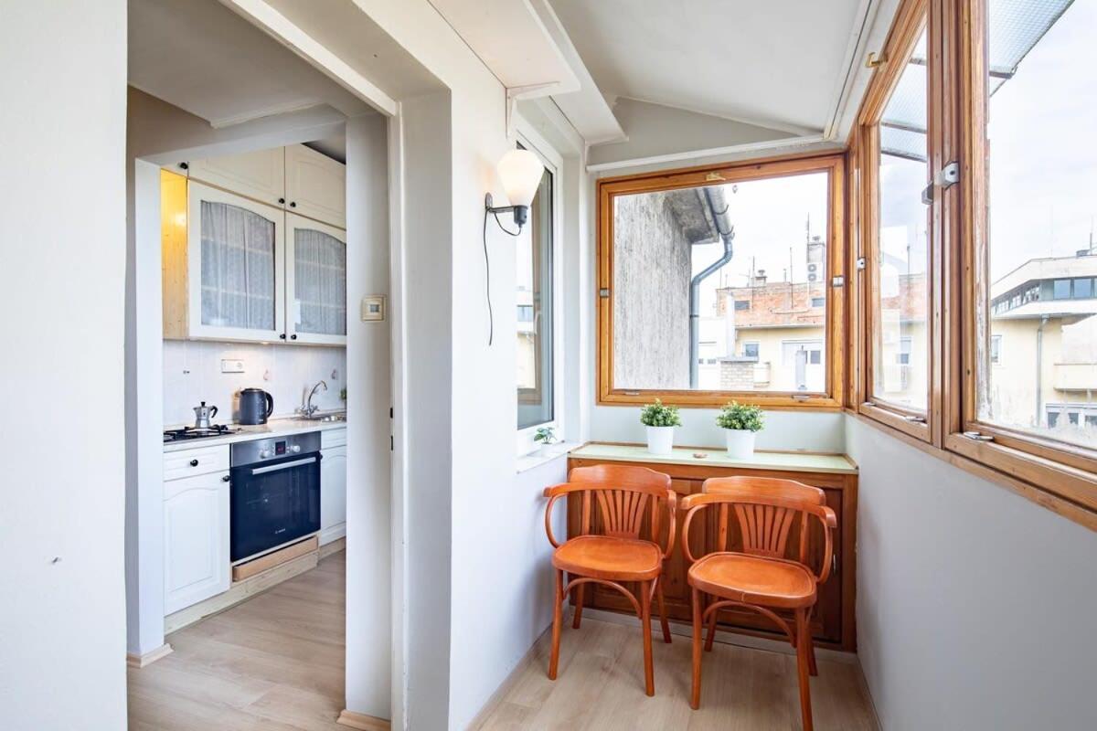 - Comfy - Sunny Budapest