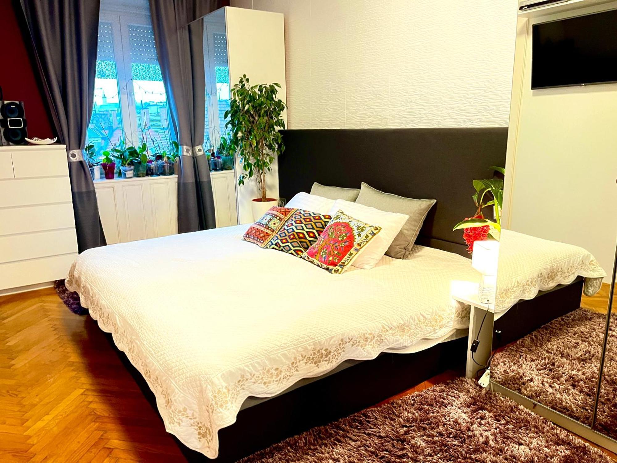 Margaret Bridge Spot Apartment