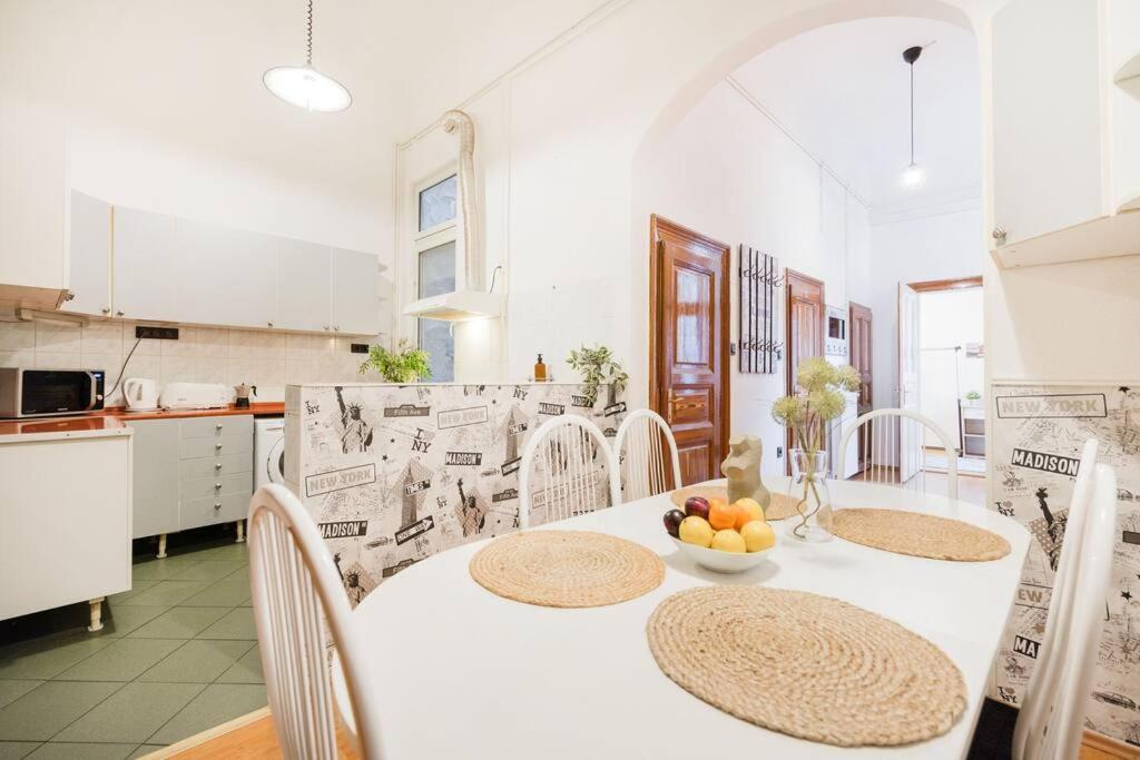 Secluded Spacious Oasis-best Location In Downtown Appartamento Budapest