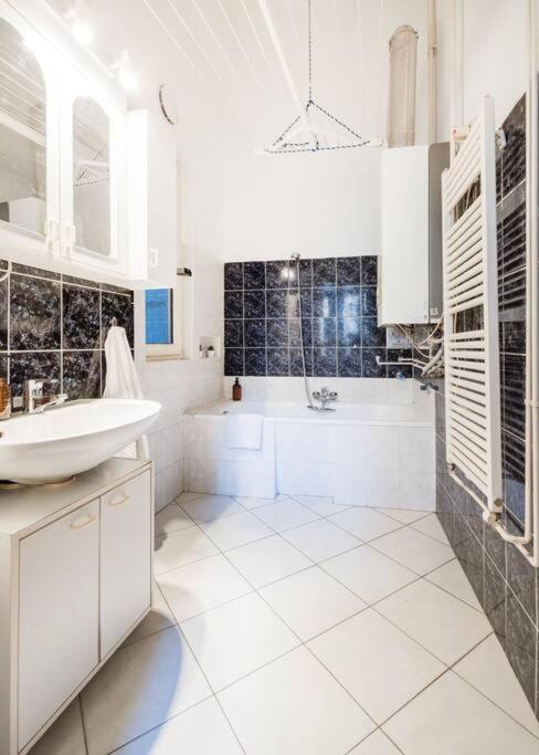 Secluded Spacious Oasis-best Location In Downtown Appartamento *