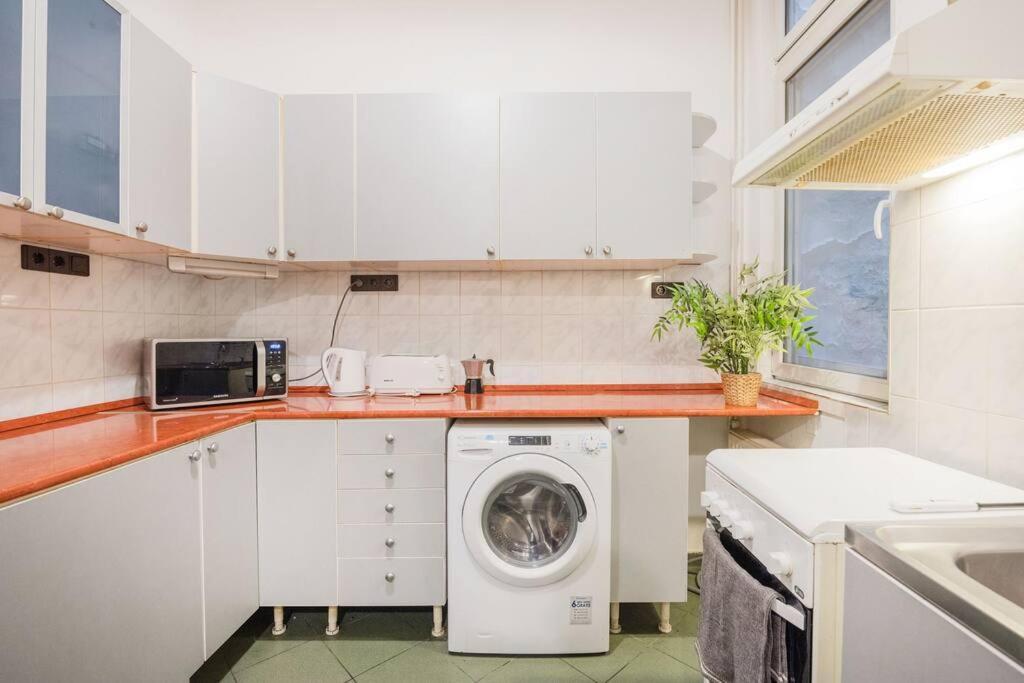 Secluded Spacious Oasis-best Location In Downtown Appartamento Budapest