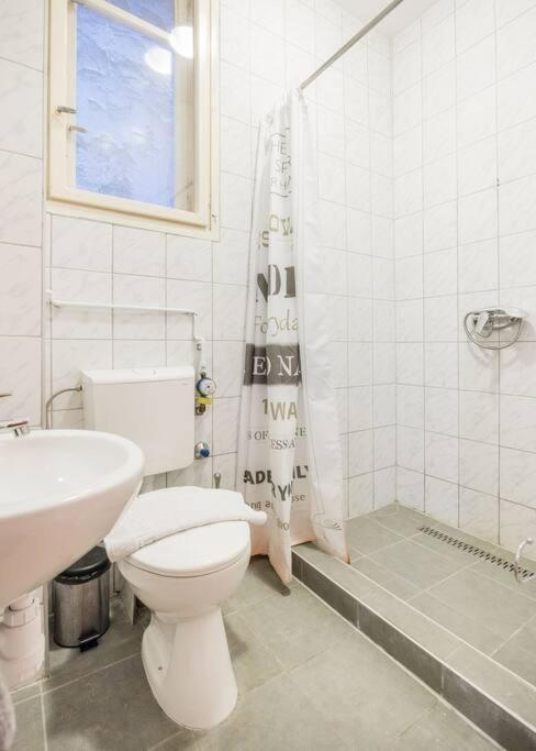Secluded Spacious Oasis-best Location In Downtown Appartamento