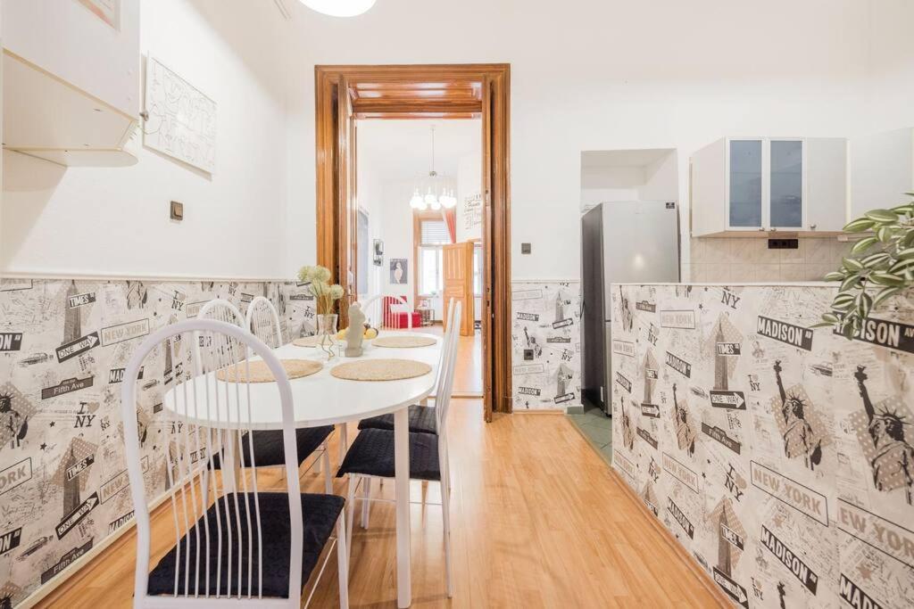 Secluded Spacious Oasis-best Location In Downtown Appartamento Budapest