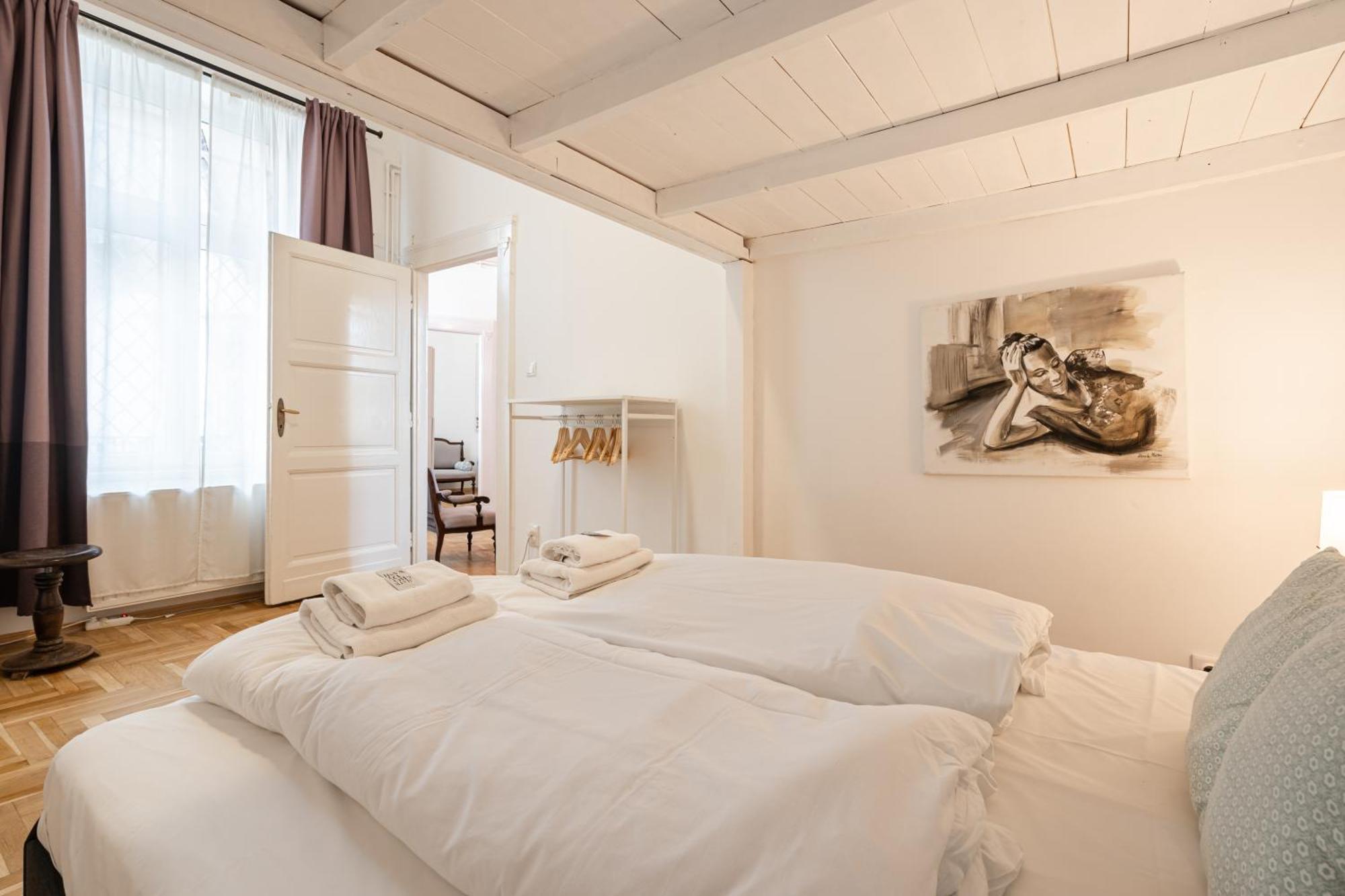 Cedar Hollow Apartment *