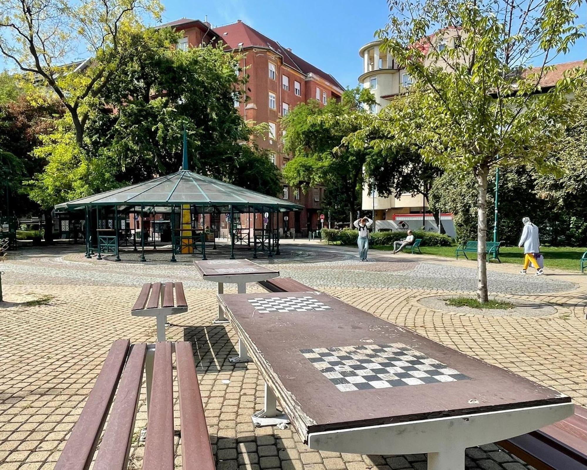 - Free Garage, Ac, Wi-fi, Balcony, Electric Blinds Budapest