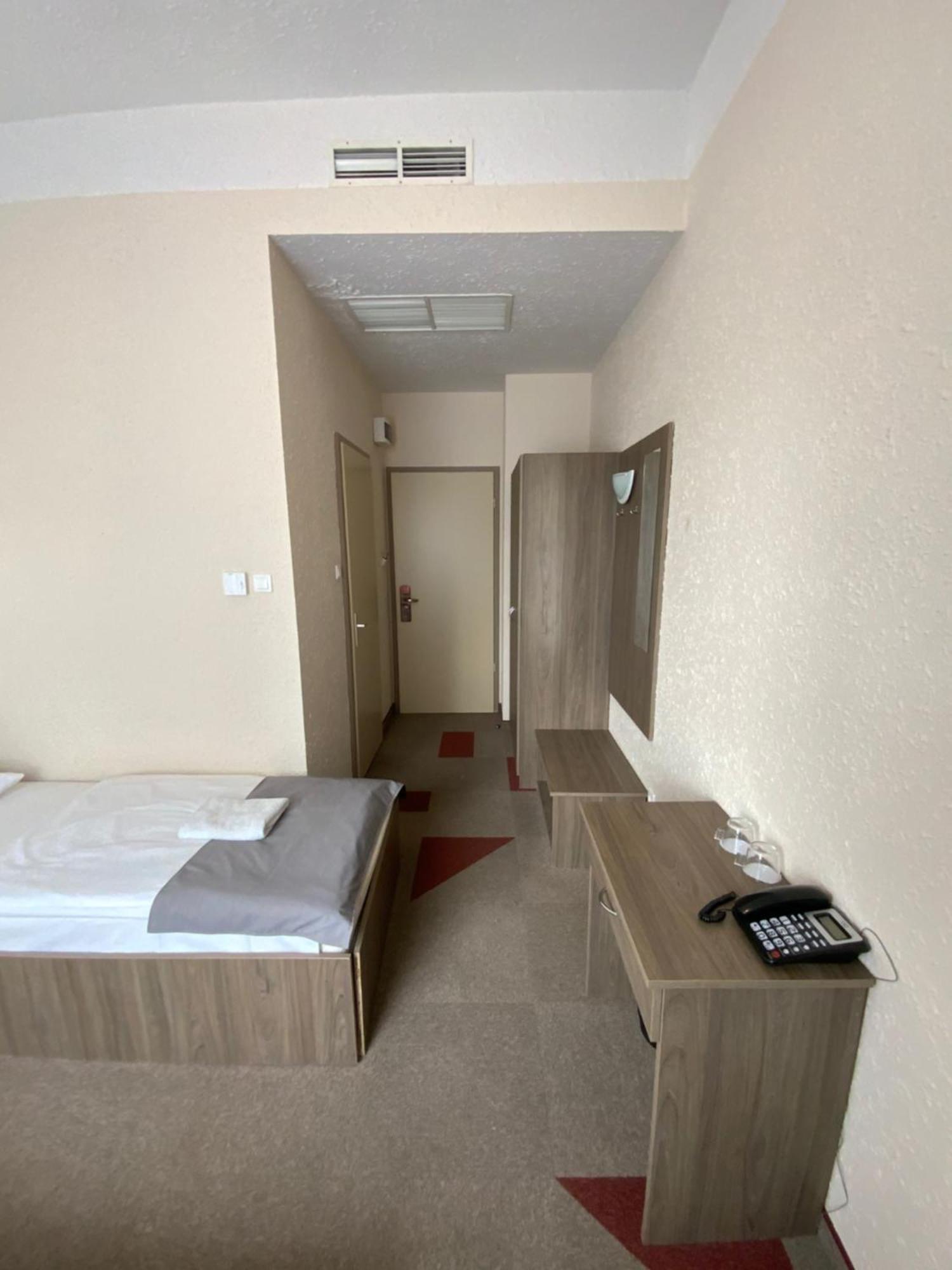 Free Parking, Free Breakfast, Only 15 Minutes To Center Bed and breakfast