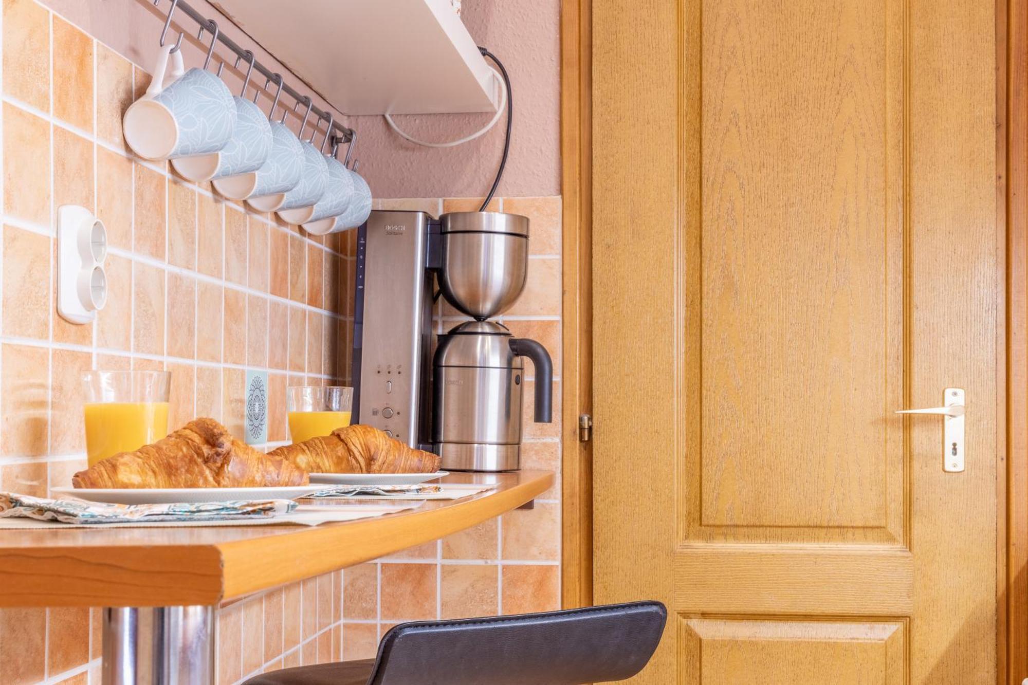 Apartament Simona - Lovely In The Downtown . *