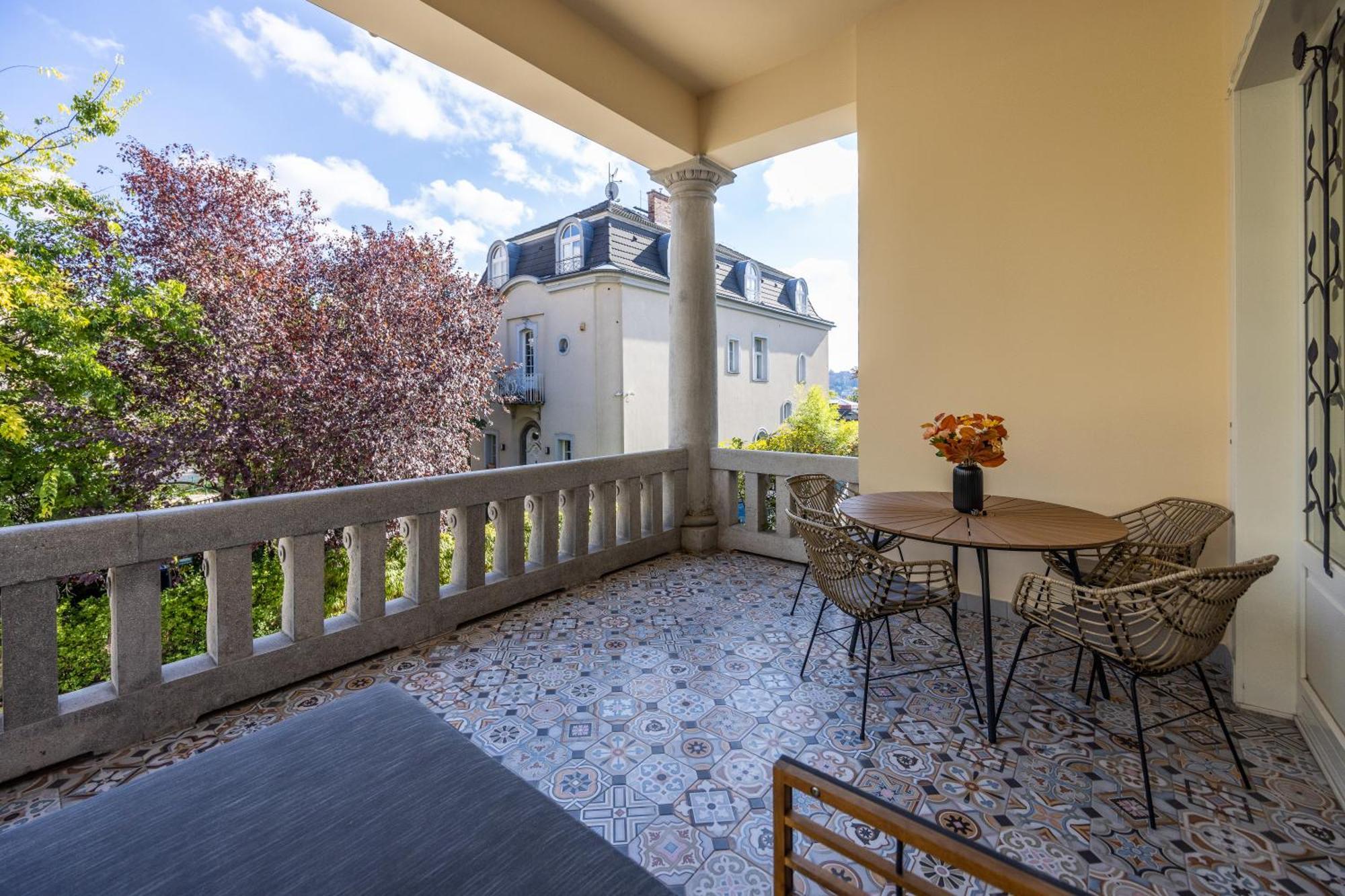 Stunning Rose Hill Premium Budapest