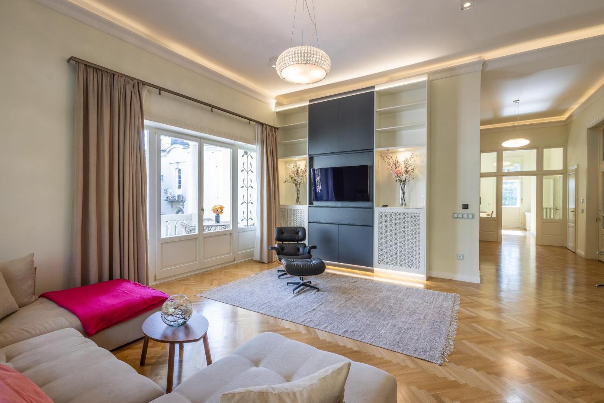 Stunning Rose Hill Premium