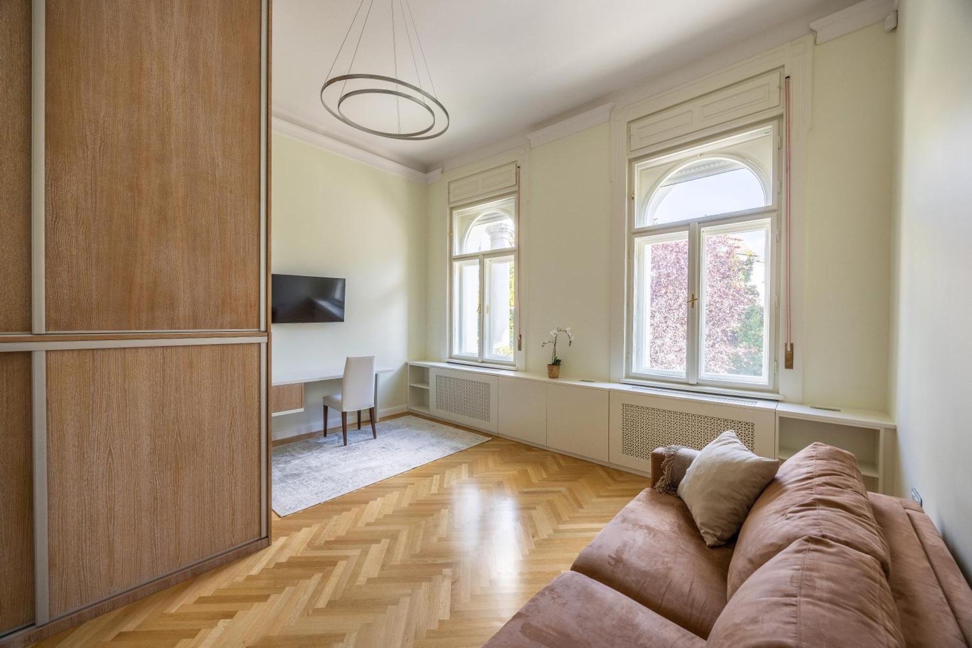 Stunning Rose Hill Premium Budapest