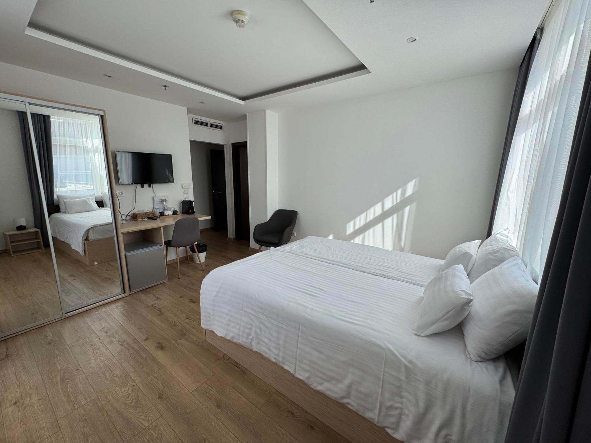 Rooftop City With Deep Garage Hostal *