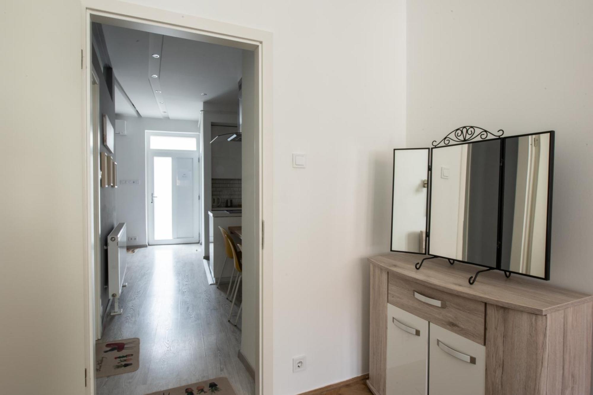Modern Downtown Retreat At Akacfa 36 * Budapest