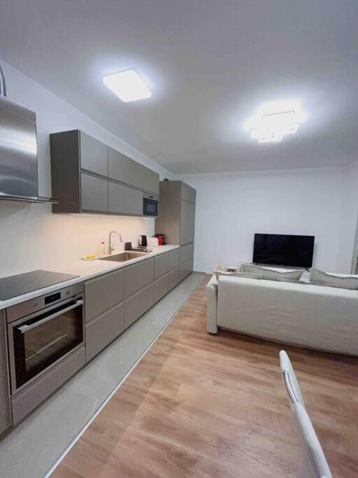 Spacious With Balcony And Garage Appartamento