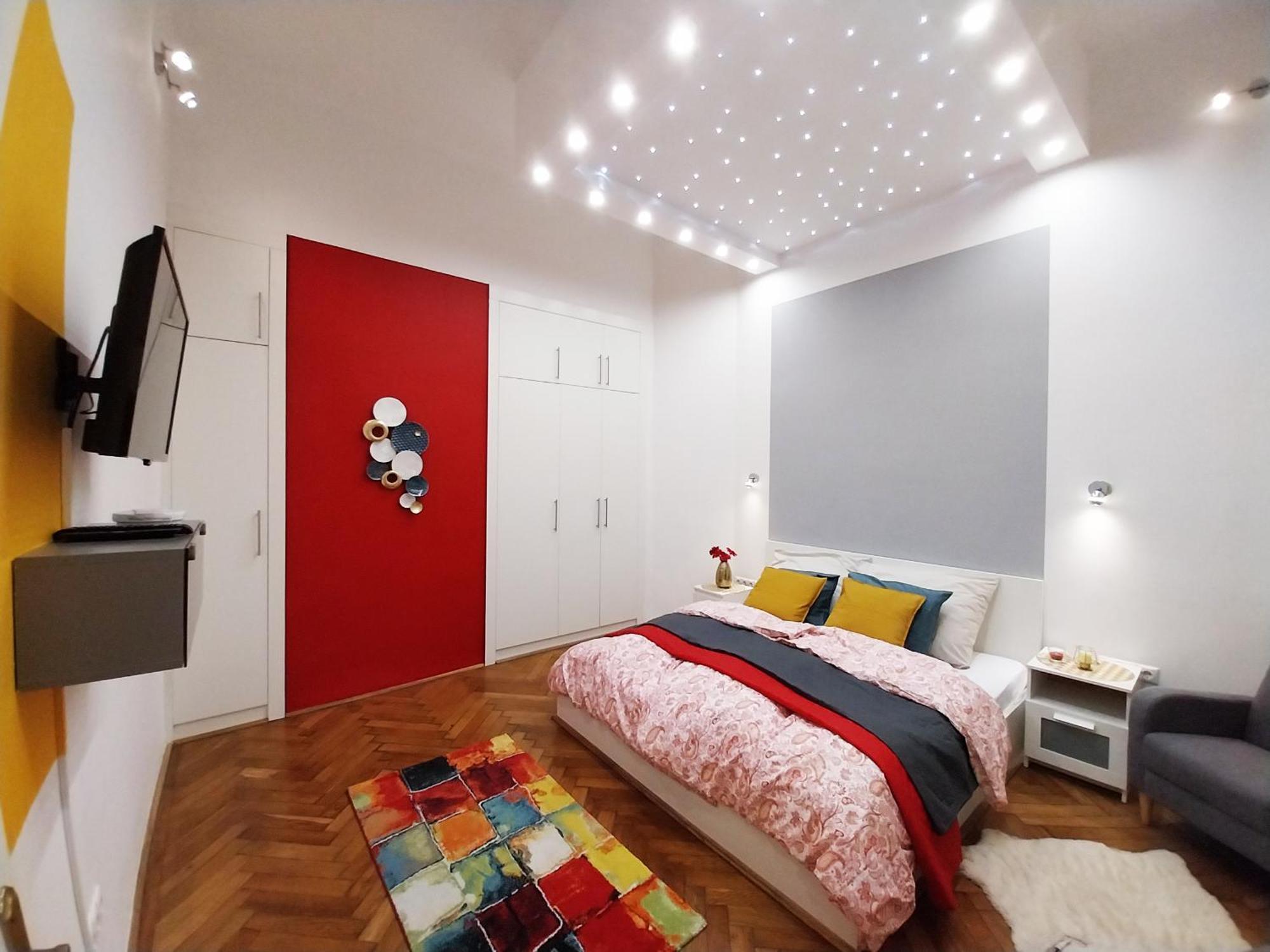 King Bed & Cozy Lighting, Free Wifi In