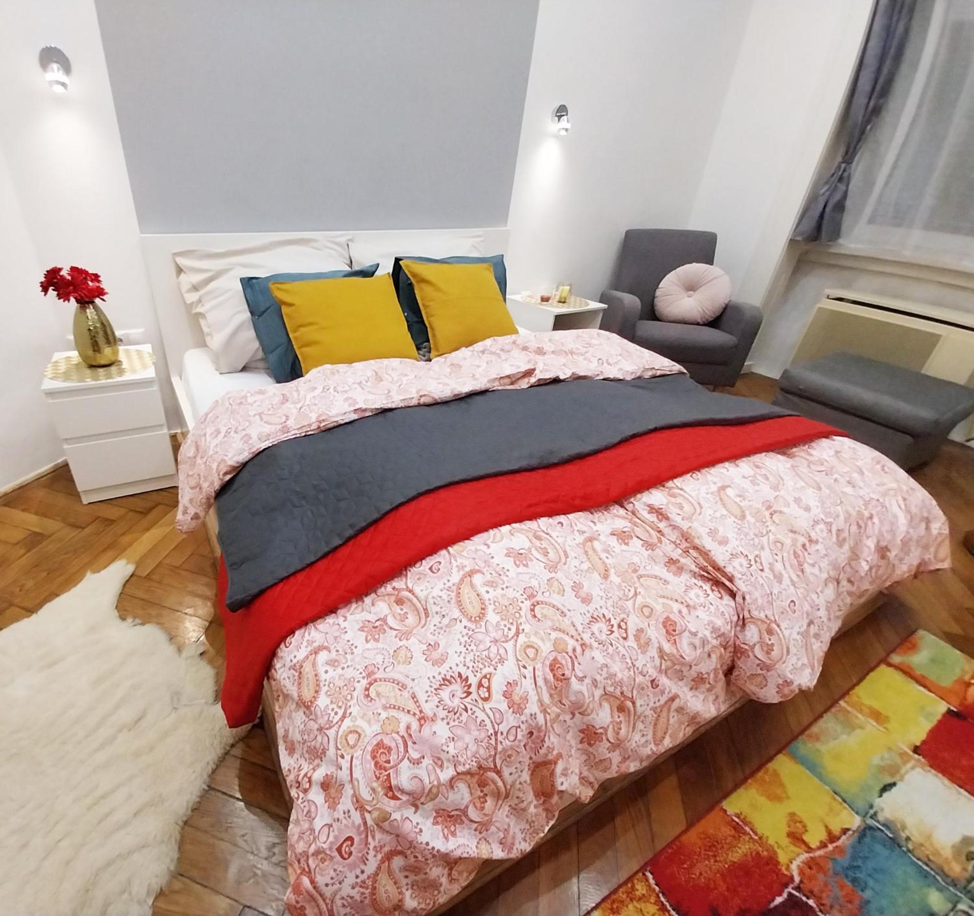 King Bed And Magical Lights In The Center *