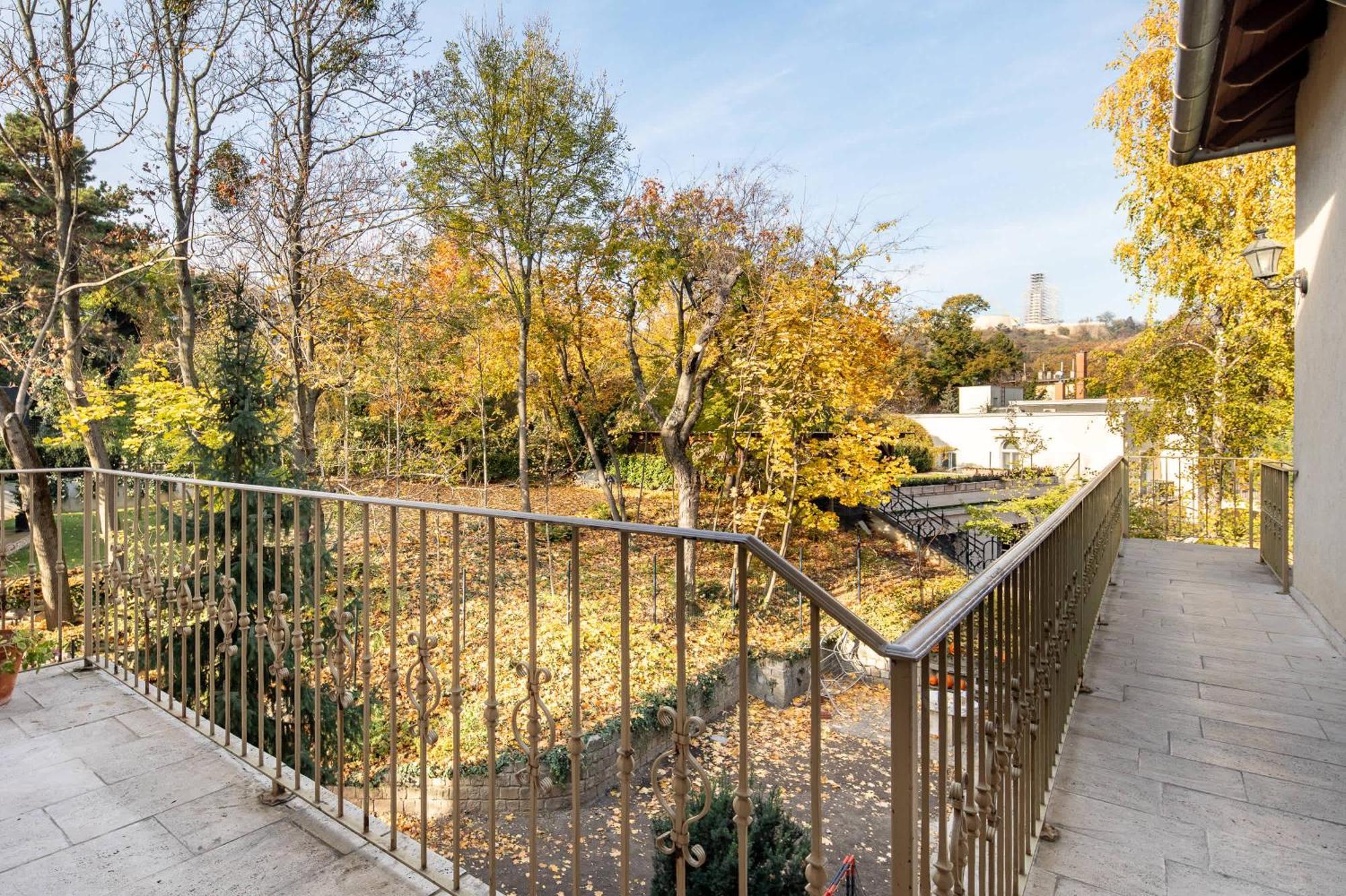 Nestled Romance, Buda's Hilltop Heaven Apartamento