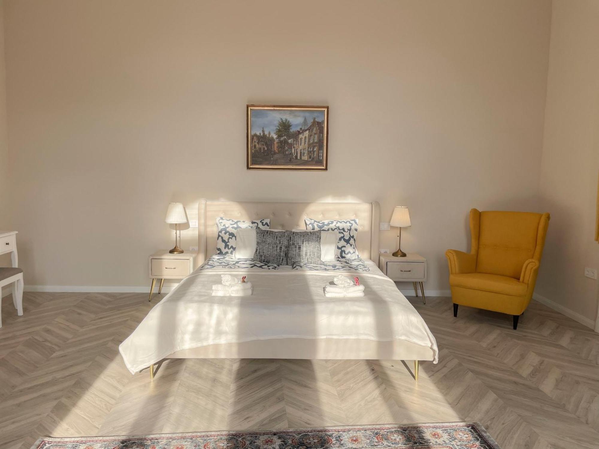 Opera Luxury Resident *