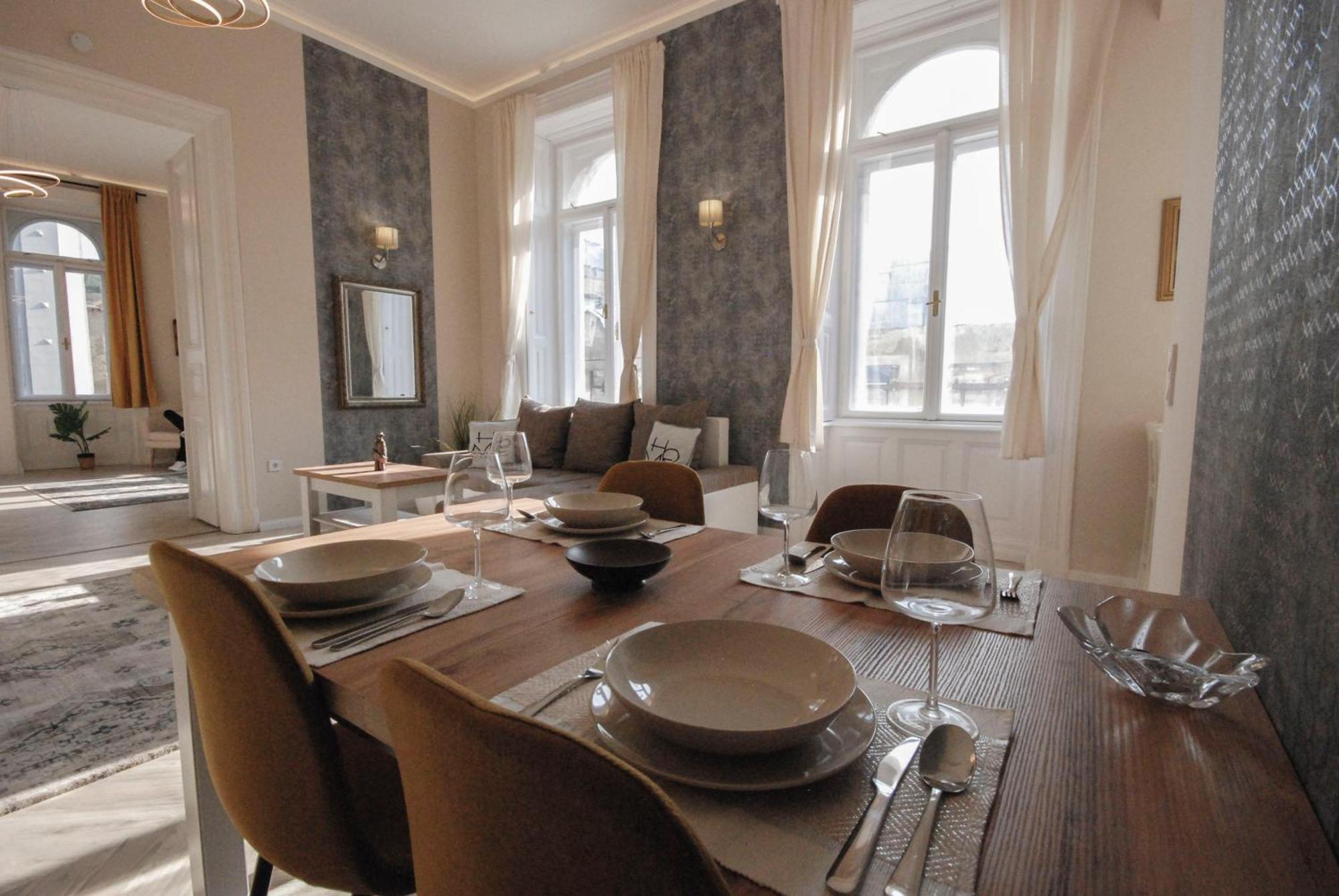 Opera Luxury Resident