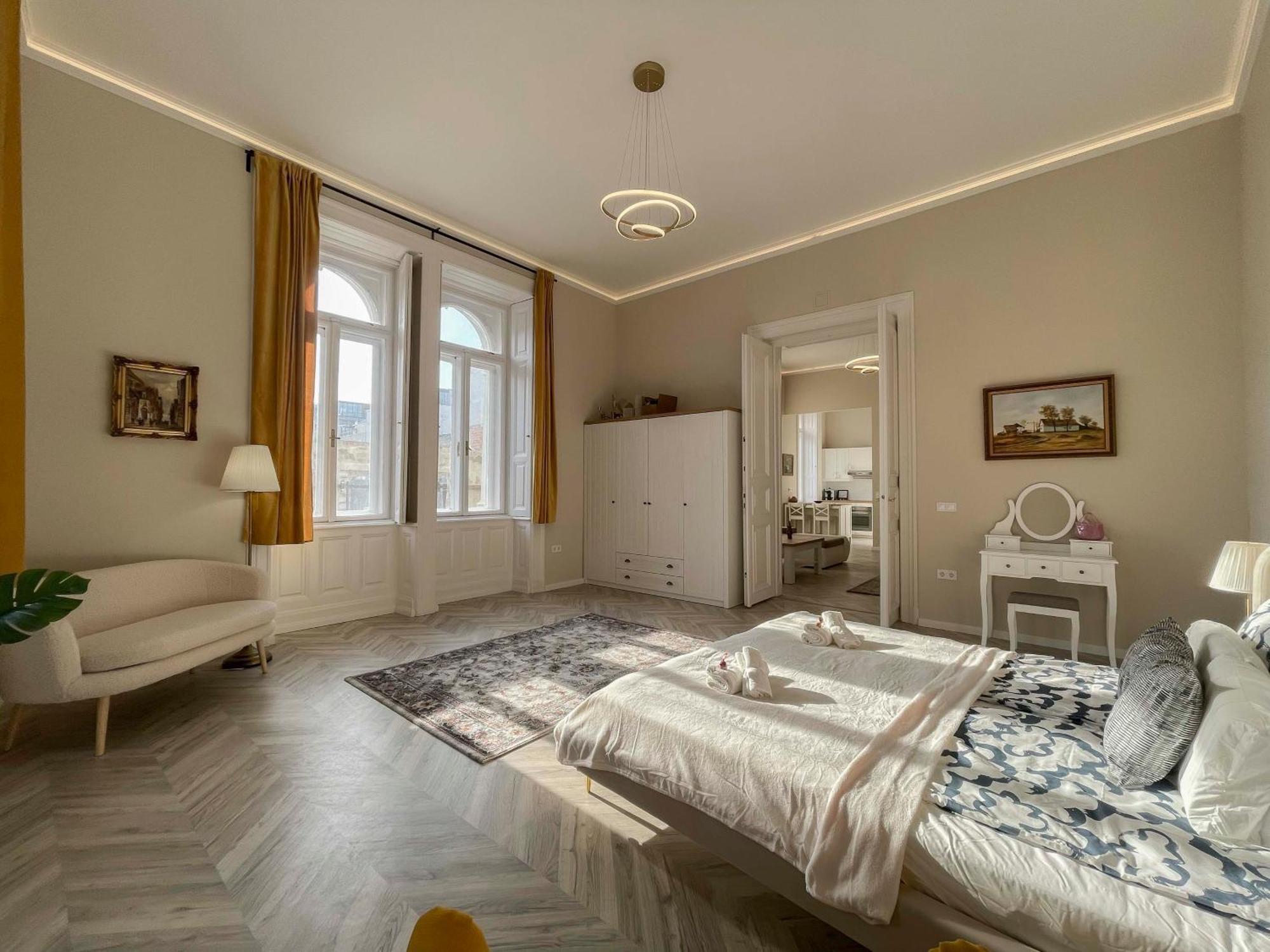 Opera Luxury Resident *
