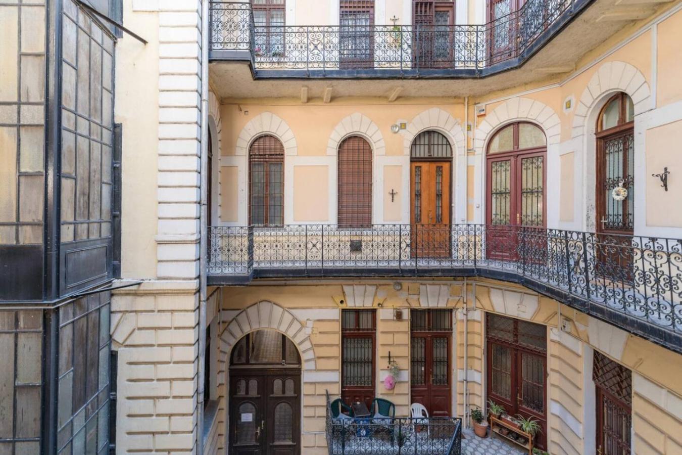 - Palace District
