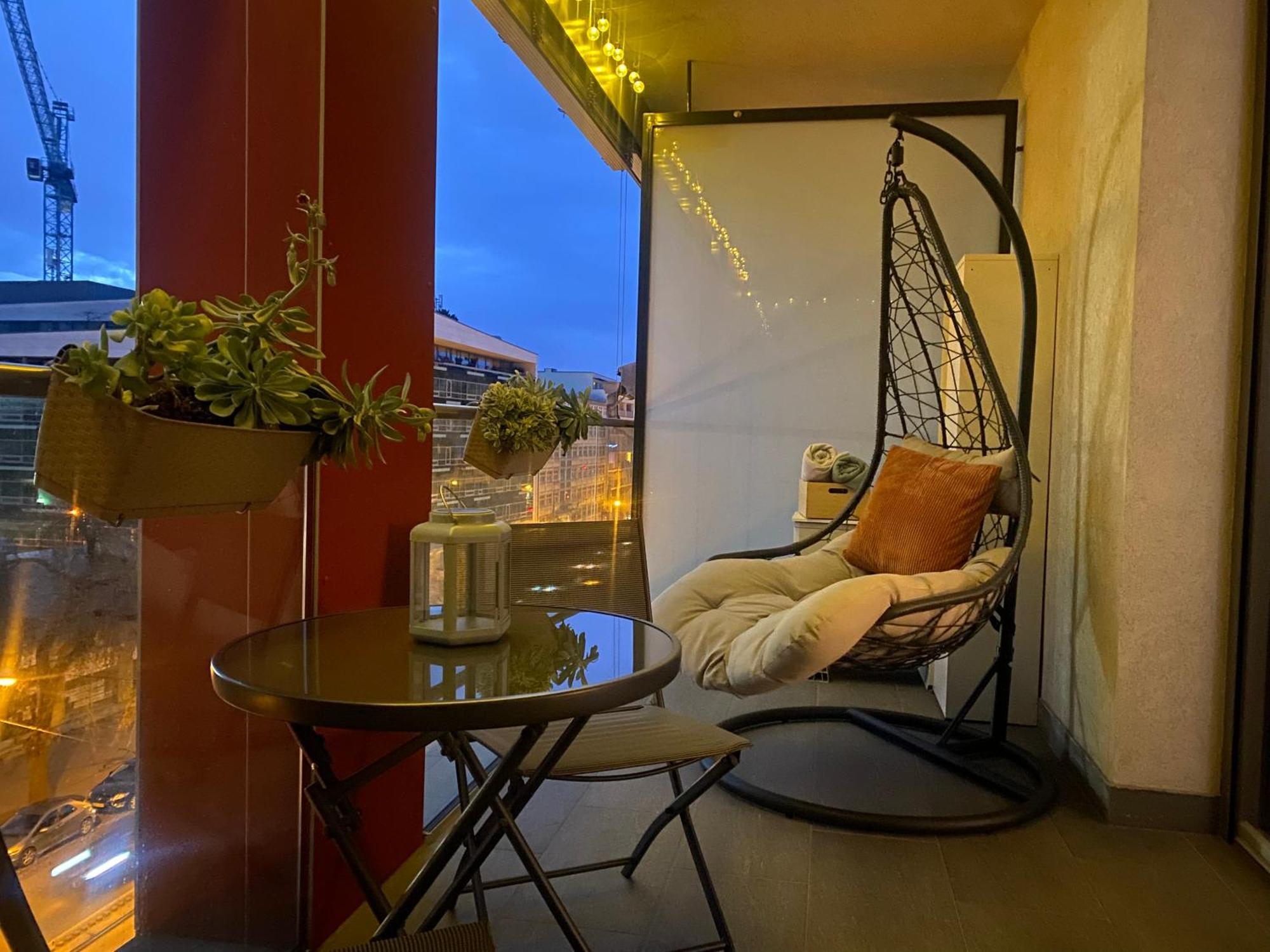 Zene Vinyl Records & Projector Apartman
