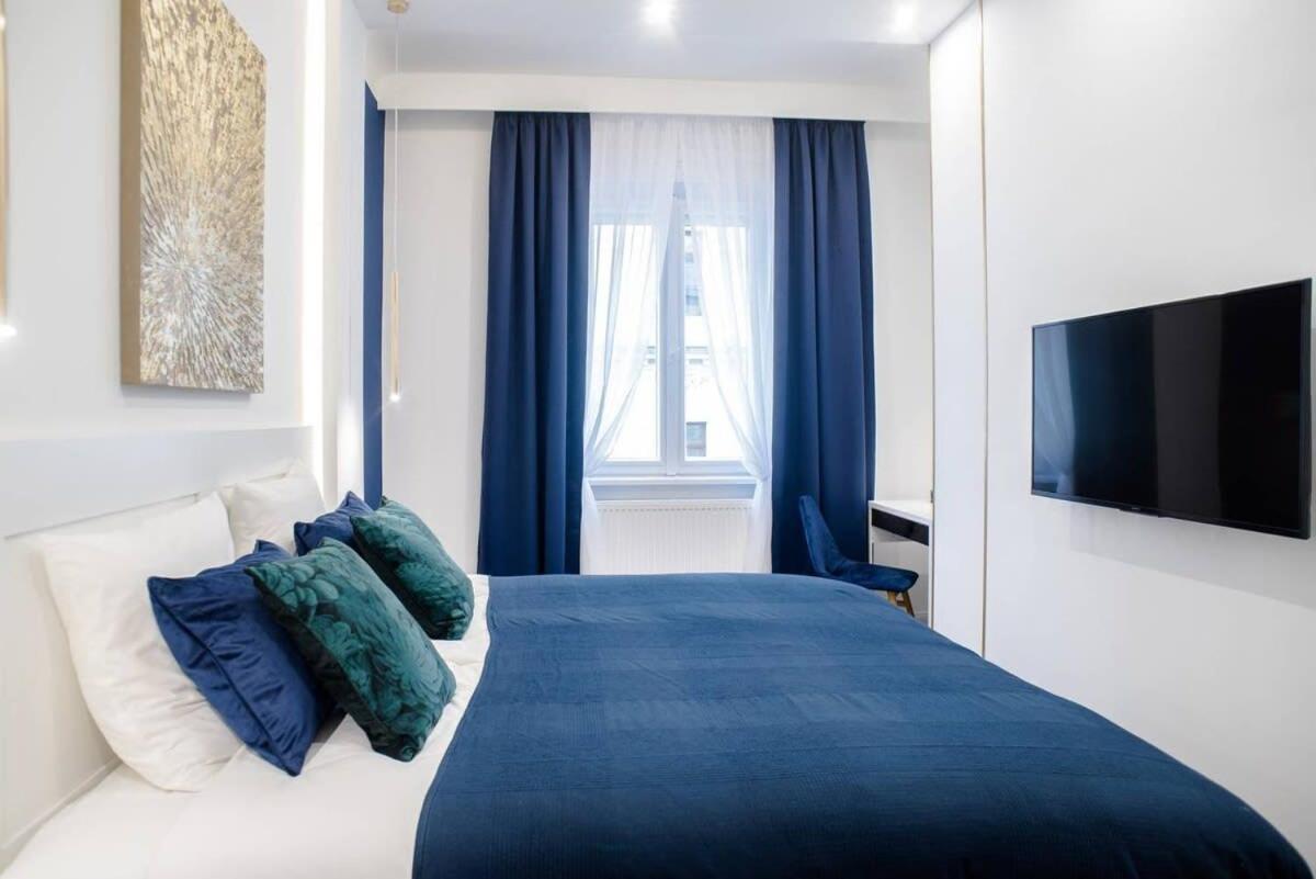 Elegant Design In Vibrant Center Apartmán *