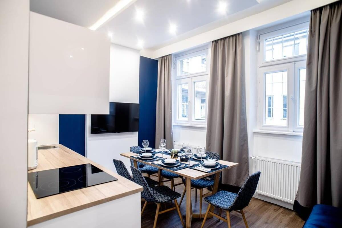 Elegant Design In Vibrant Center Apartmán