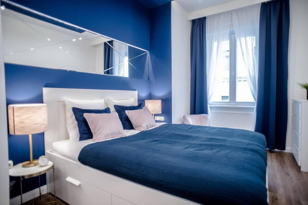 Elegant Design In Vibrant Center Apartmán *