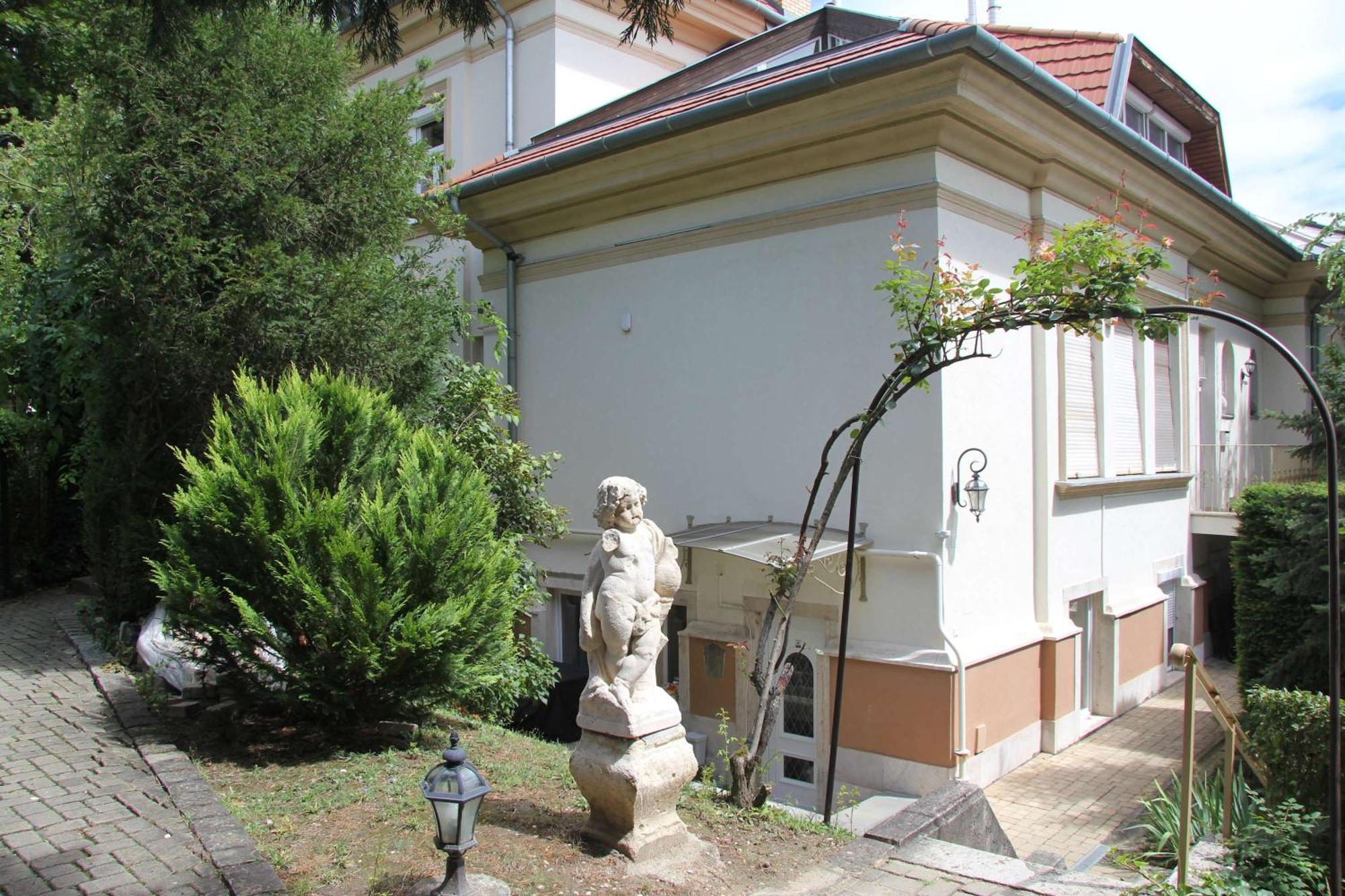 Nestled Romance, Buda's Hilltop Heaven * Budapest