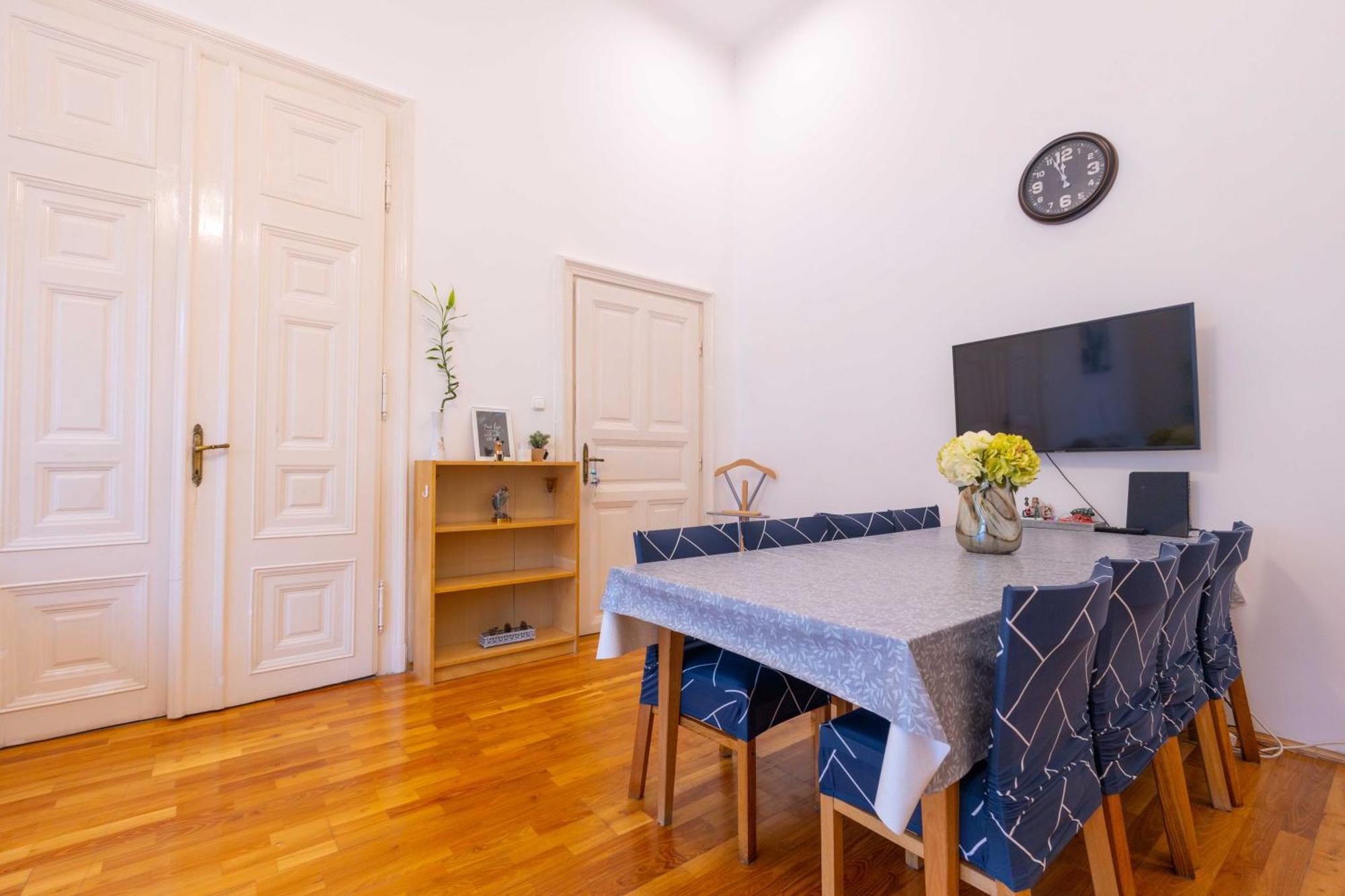 Grand Next To The Fashion Road Apartamento *