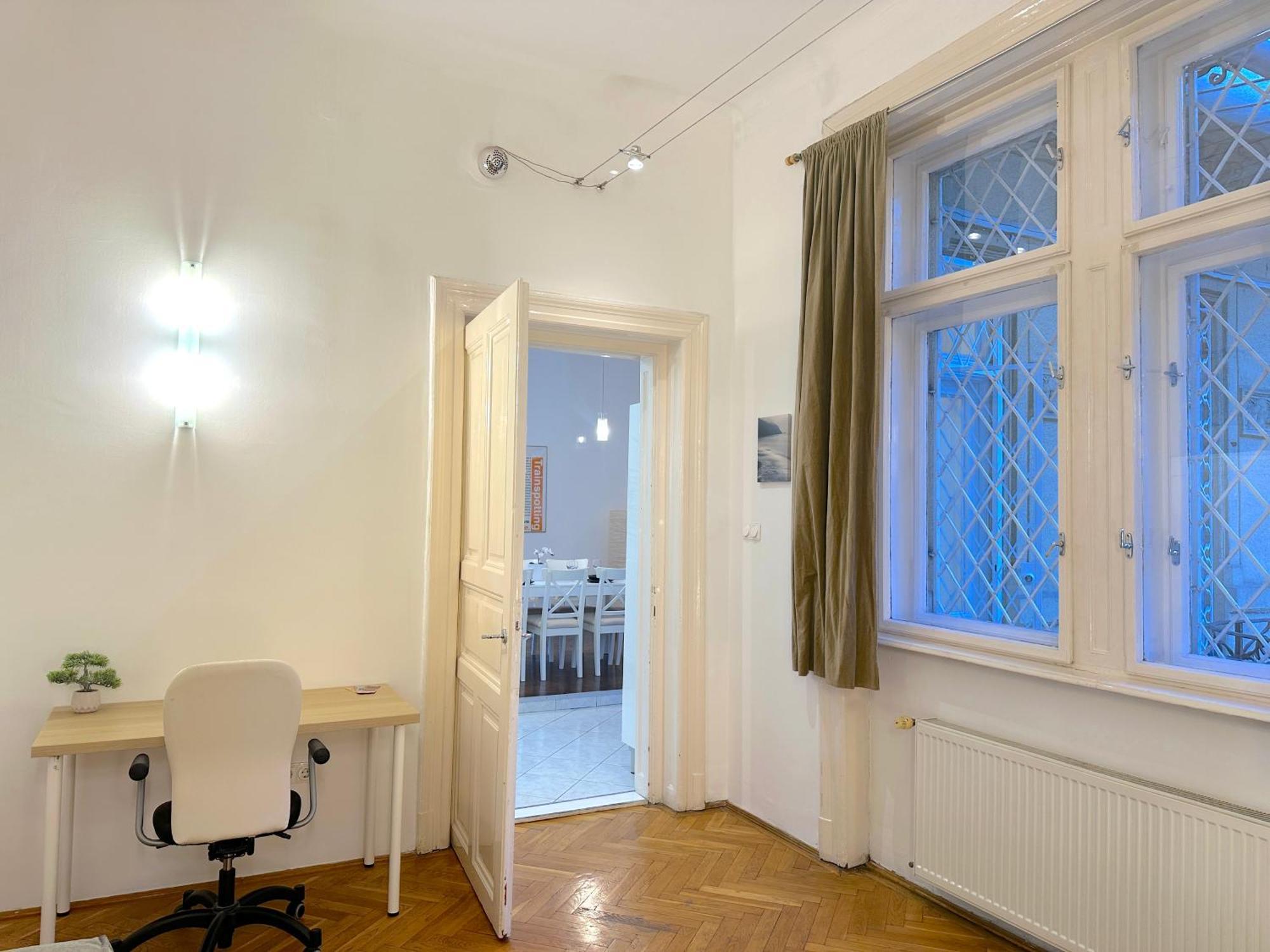 Stunning 150m2 3-bedroom With Balcony Lejlighed *