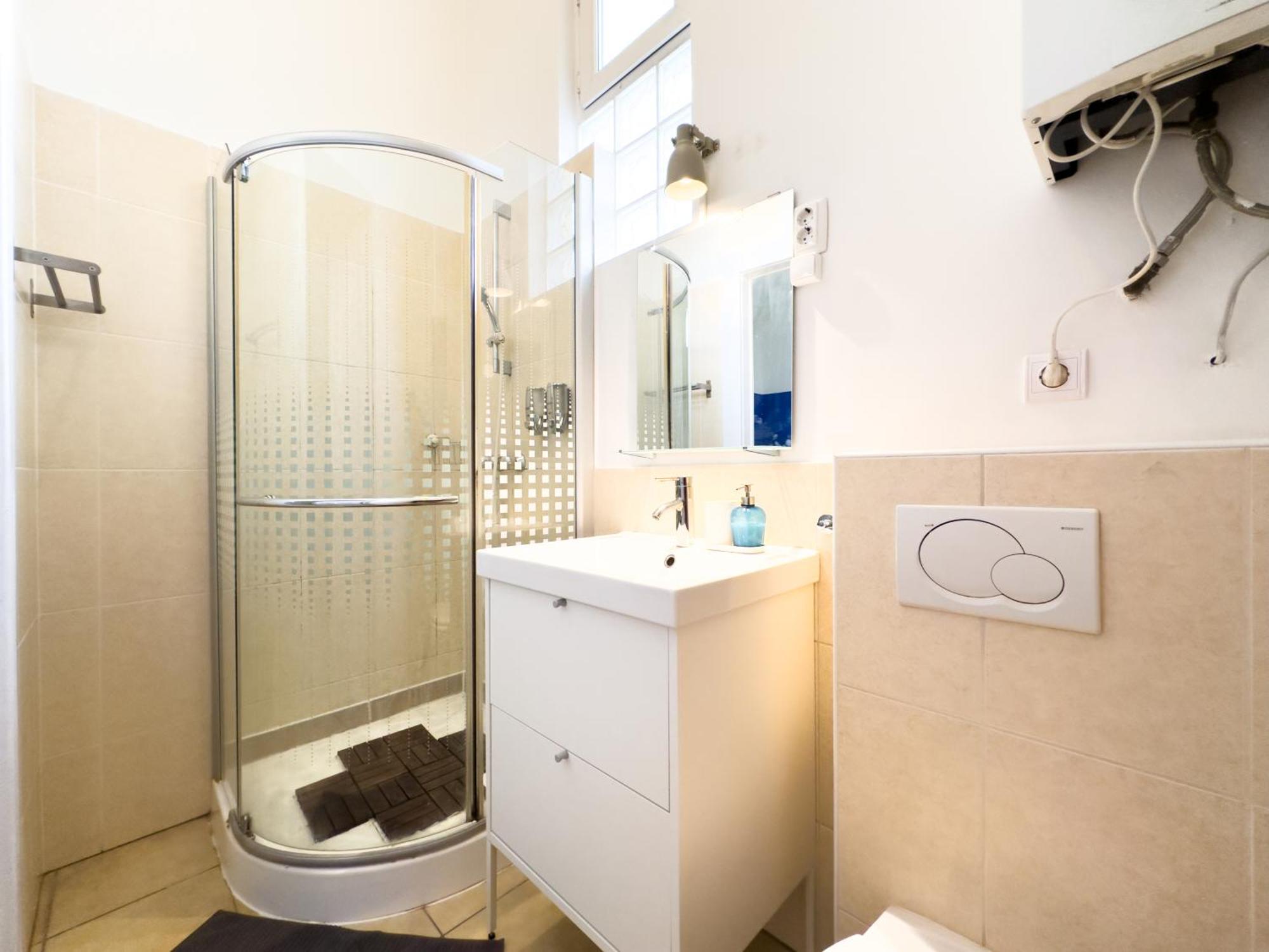 Charming 1br In - Skyline House