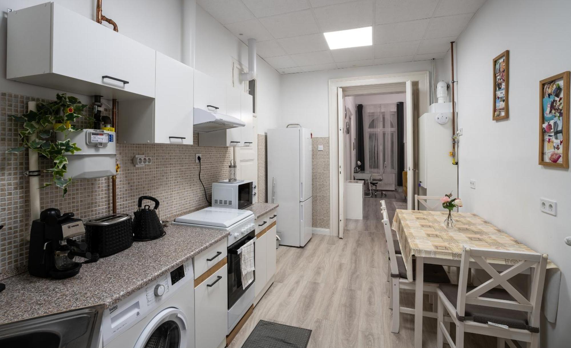 Apartment Urban Oasis: Spacious Modern Retreat With Netflix And New York Cafe Proximity Budapest