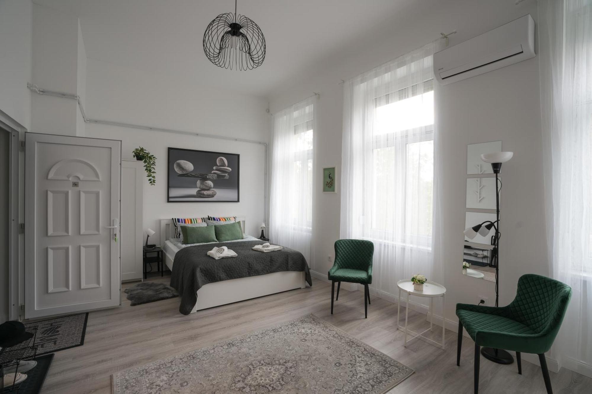 Beautiful Newly Refurbished Studio,fully Equipped Walking Distance To The Park Where Will Find The World Famous Szechenyi Thermal Bath Spa, Museums , And The Capital Circus , Ac, Smart Tv, High Speed Internet Apartmán